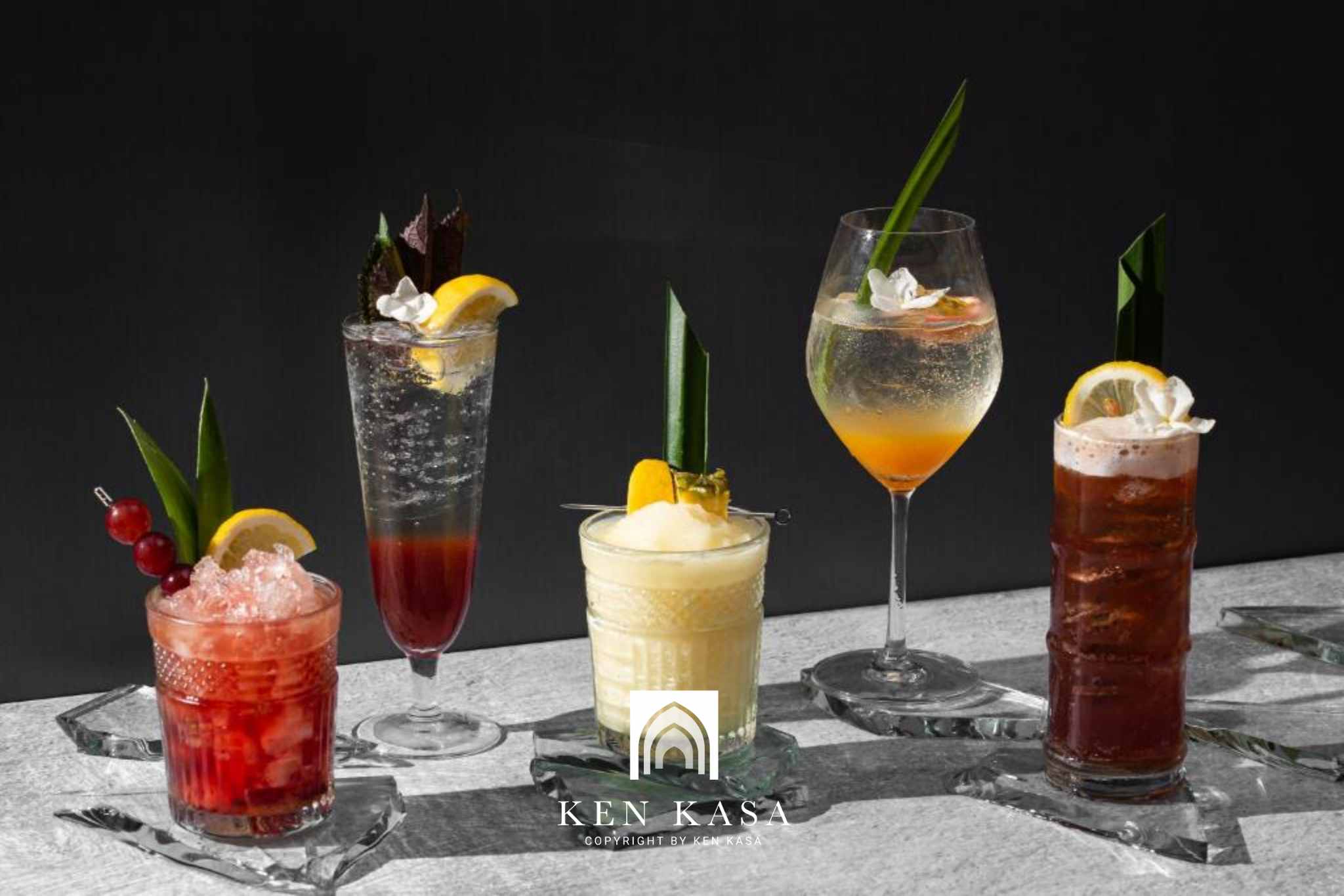 Quầy bar cực thu hút cùng với một số đồ uống phổ biến tại khách sạn